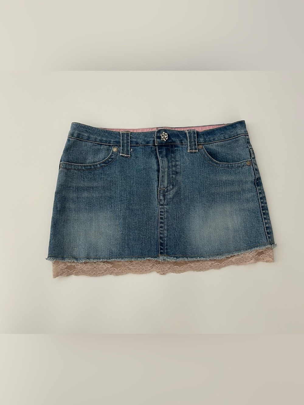 VTG Y2K Deb Jeans Mini Skirt Pink Lace Trim
90s
00s
Low Waist 
Low Rise
Size 5